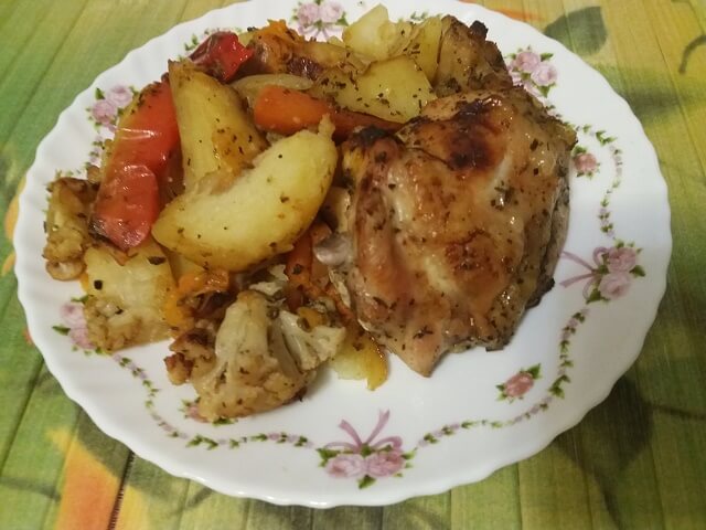 Запечені курячі стегна з картоплею - рецепти Руслана Сенічкіна: вишукані страви для сімейного обіду