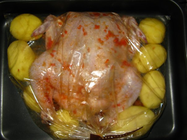 Рис с курицей в пакете для запекания. Курица запеченная в рукаве в духовке. Курица с картошкой в рукаве для запекания. Курица в духовке целиком в пакете. Курица в духовке в рукаве для запекания целиком.