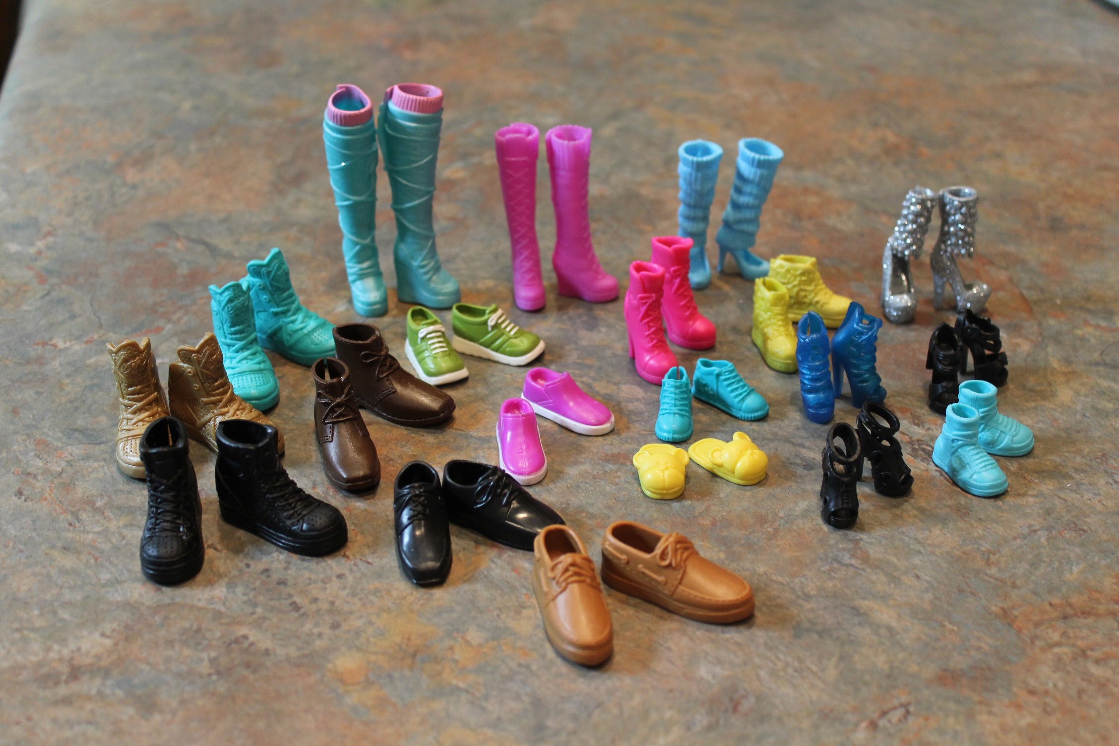 Туфли и одежда для кукол Барби
